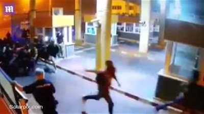 بالفيديو والصور.. كسر ساق شرطي إسباني حاول التصدي لمئات المهاجرين