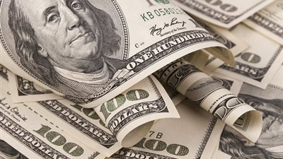 الدولار يواصل التراجع في بنوك مطار القاهرة والريـال يسجل 4.21 جنيهات