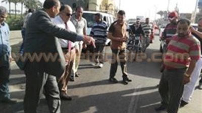 محافظ الدقهلية يتفقد موقع هبوط أرضي على طريق «رافد جمصة»