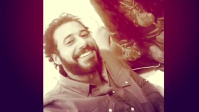 أحمد السعدني يغني «ماشية وساعتي مش مظبوطة» مع سيمون بكواليس «الكارما»