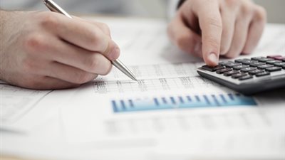 فئات بعيدة عن دفع الضرائب.. أصحاب شركات الاتصالات والبترول.. مالكو المباني الجديدة على الأراضي.. العاملون بالمهن غير التجارية.. الأشخاص الاعتبارية للشركات المساهمة.. والموظفون الفئة الوحيدة الملتزمة