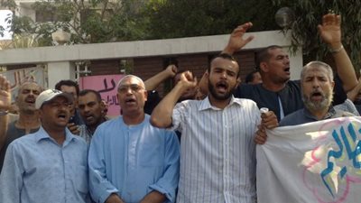 عمال القطاع العام يهددون بالتصعيد حال عدم صرف العلاوة الاجتماعية