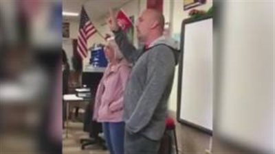 بالفيديو والصور.. معلم يصيب طلابه بصدمة بعد اعتراف في عيد الحب