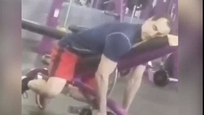 تصرف غريب لرجل داخل صالة «الجيم» يشعل «فيس بوك» (فيديو)
