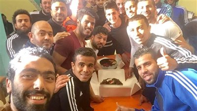 المقاصة يحتفل بانضمام أحمد الشيخ للمنتخب بـ«تورتة»