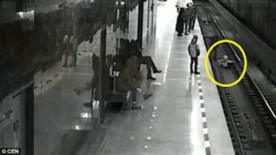 بالفيديو والصور.. لحظة إنقاذ رجل لطفل سقط على «قضبان القطار»