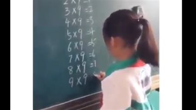 طفلة تقدم أسهل طريقة لحل جدول الضرب (فيديو)