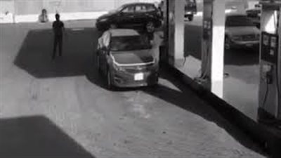 لحظة اعتداء شخصين على عامل محطة وقود (فيديو)