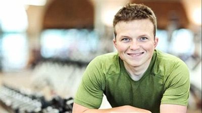 بالصور.. شاب يفقد 80 كيلو جراما في أقل من عام