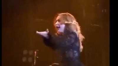 رد فعل صادم لمطربة تركية لعدم سماع صوتها في الميكروفون (فيديو)