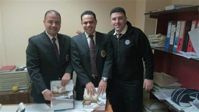 إحباط محاولة تهريب 370 ألف جنيه داخل كتابين بمطار شرم الشيخ (صور)