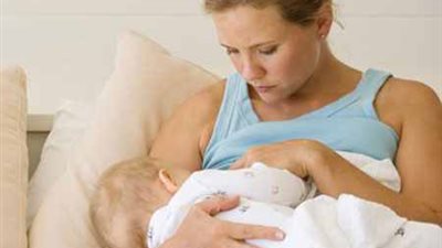 بالرضاعة الطبيعية.. دربي طفلك على حاسة التذوق