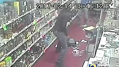 بالفيديو.. لحظة قتل صاحب متجر للص مسلح