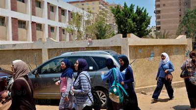 بالصور.. طلاب الثانوية يشتكون صعوبة السؤال الخامس بامتحان «التفاضل»