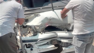 إصابة 4 أشخاص في اصطدام سيارة ميكروباص بالسور الحديدي أعلى كوبري الساحل | صور