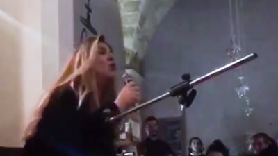 سقوط مروع لمطربة بسبب حماسها أمام الجمهور (فيديو)