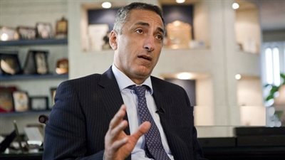 طارق عامر يلتقي بشعبتي الصرافة والمستوردين لبحث أزمة الدولار