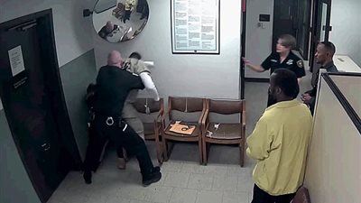 بالفيديو والصور.. سجين يهاجم متهما بقتل فتاة بالمحكمة