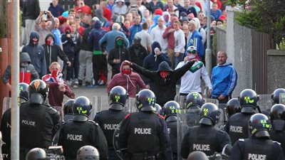 أعمال عنف واشتباكات مع الشرطة بإيرلندا الشمالية