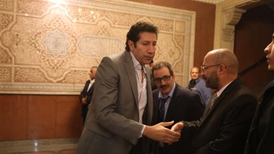 هاني رمزي وعمرو يوسف يصلان عزاء طارق عبد الجليل (صور)