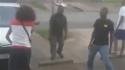 شاب يلقن آخر درسا قاسيا (فيديو)