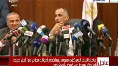 بالفيديو.. طارق عامر لصحفي ملتحٍ: «مبتكتبش حاجة كويسة عن مصر»