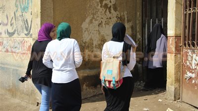 بالصور.. القلق يسيطر على الطلاب قبل امتحان «الديناميكا»