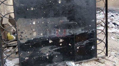 بالصور.. إصابة وكيل مدرسة إثر سقوط بابها عليه بالخصوص