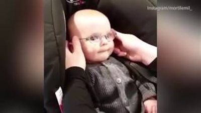 بالفيديو والصور.. رد فعل طفل يرتدي نظارة طبية لأول مرة