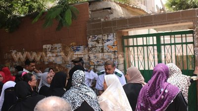 بالصور.. التوتر يسيطر على أهالي طلاب الثانوية العامة بالدقي