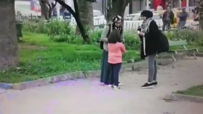 بالفيديو.. تعاطف المارة في تونس مع أطفال يشعرون بالبرد