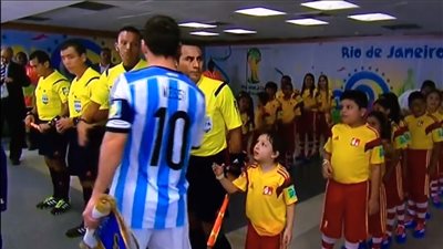 بالفيديو.. «ميسي» يرفض مصافحة طفل قبل لقاء الأرجنتين والبوسنة