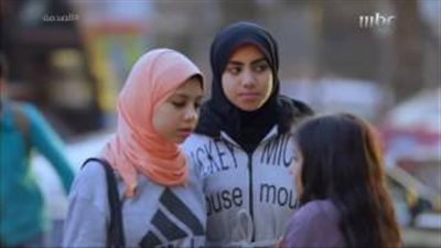 بالفيديو.. رد فعل صادم للمصريين لحظة استغاثة فتاة تشعر بالبرد في الشارع