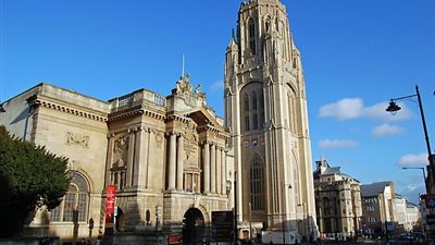 جامعة بريطانية تتوج بروفيسور فلسطيني بأرفع منصب علمي