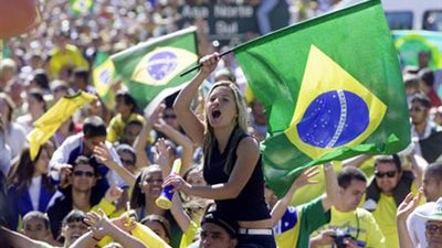 على هامش مونديال البرازيل.. اغتصاب أمريكية بعد مباراة منتخبي استراليا وتشيلي.. الجمهور الإنجليزي يحرق أعلام إيطاليا بعد «الثنائية».. 4 مشجعين يعتنقون الإسلام.. وعادل إمام يتصالح مع جمهور الج