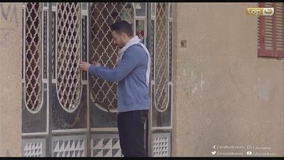 بالفيديو.. لقطة مؤثرة لبيع حمادة هلال بيت والده في «طاقة القدر»