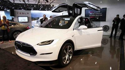 تيسلا الأمريكية تعلن عن توقيت إنتاج سيارتها الجديدة