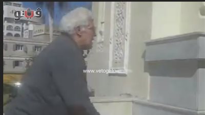 بالفيديو.. محسن منصور وطارق النهري يصلان جنازة والد «كرارة»