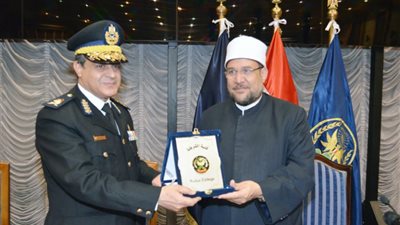 أكاديمية الشرطة تهدي درع الأكاديمية لوزير الأوقاف لجهوده الدعوية (صور)
