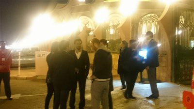 بالصور.. الفنان آسر ياسين يتلقى عزاء والده في مسجد الشرطة بأكتوبر