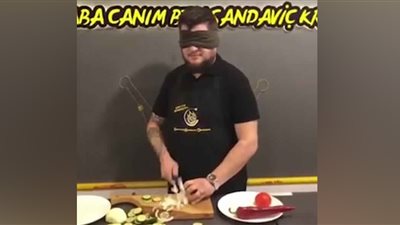 طاهٍ معصوب العينين يقطع الخضراوات بمهارة