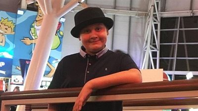 بالصور.. أشهر طفل يعرض الأزياء بوزن زائد في بريطانيا