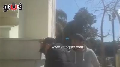 بالفيديو.. وصول السقا قبل لحظات من خروج جثمان والد «كرارة»