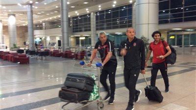 بعثة الأهلي تغادر مطار القاهرة بعد إنهاء إجراءات الوصول (صور)