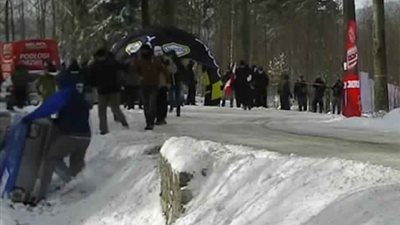 مشجعون يحملون سيارة لإعادتها لمضمار السباق (فيديو وصور)