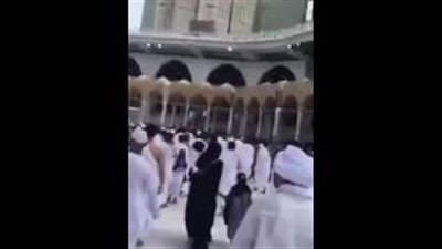 بالفيديو.. سحابة تظهر وسط سماء صافية لحماية المعتمرين من الشمس