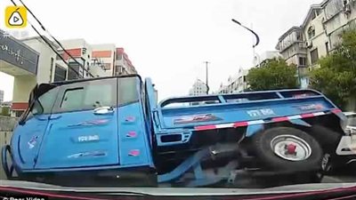 سائقان يمسكان برجل صدم راكب دراجة (فيديو وصور)