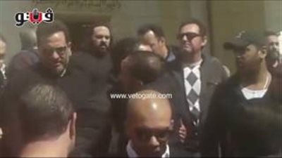 بالفيديو.. أمير كرارة يتلقى عزاء والده بعد انتهاء الجنازة