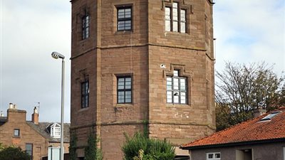 بالصور.. تحويل خزان مياه لمنزل وعرضه للبيع بـ550 ألف جنيه إسترليني