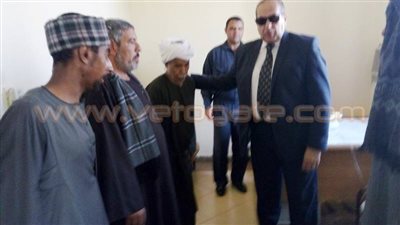 بالصور.. محافظ سوهاج يستقبل جثمان شهيد رفح